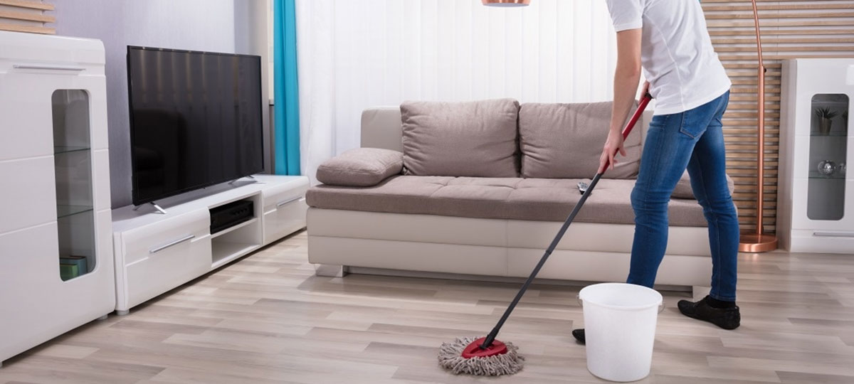 Flat Wet Mop Use Display